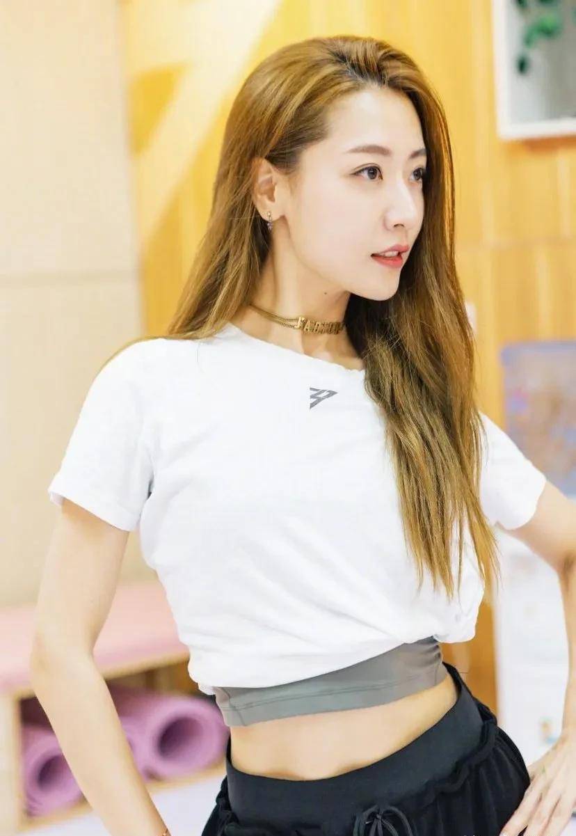 35岁的白冰姣媚活力,浑然天成,但童年却有点自闭,迄今感情不顺_气质