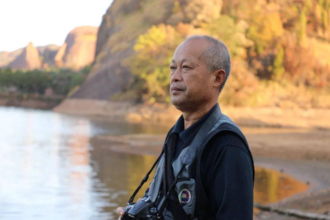 【弋阳县首届"十佳残疾人自强模范"】钟俊峰:一生只拍一座山 成为中国