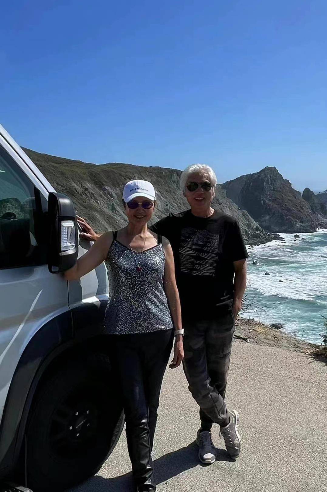 67岁戏骨姜黎黎美国养老,寄情玩乐气质仍出众,和老伴恩爱住豪宅_生活