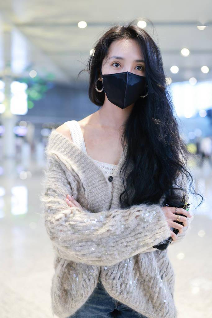 王紫璇穿露肩上衣搭配长筒靴 演绎秋日浪漫穿搭_白色_镂空_灰色