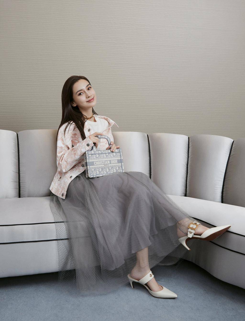 杨颖好隆重,综艺开播穿亮钻抹身材礼服,配卷发红唇美成小公主_节目