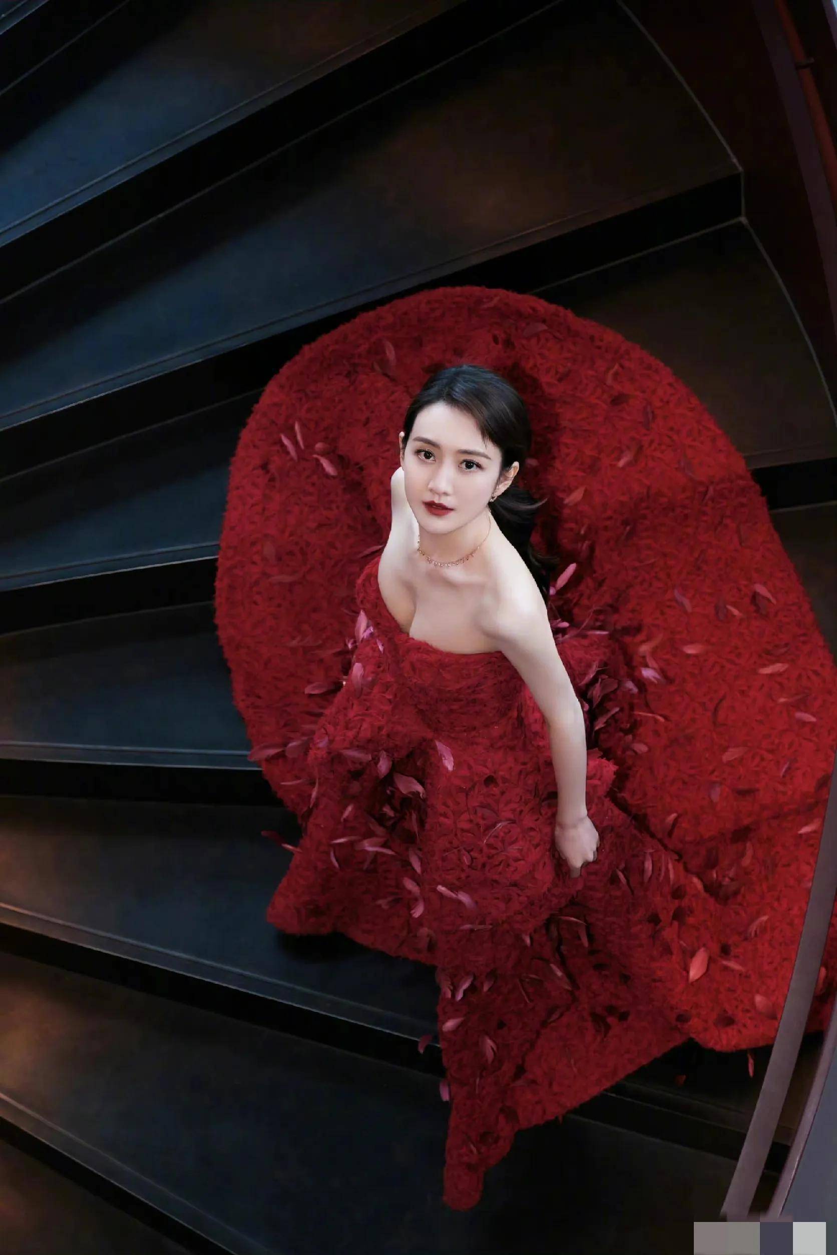 王鸥红裙大片,靓丽动人,明媚温暖_红色_连衣裙_明星