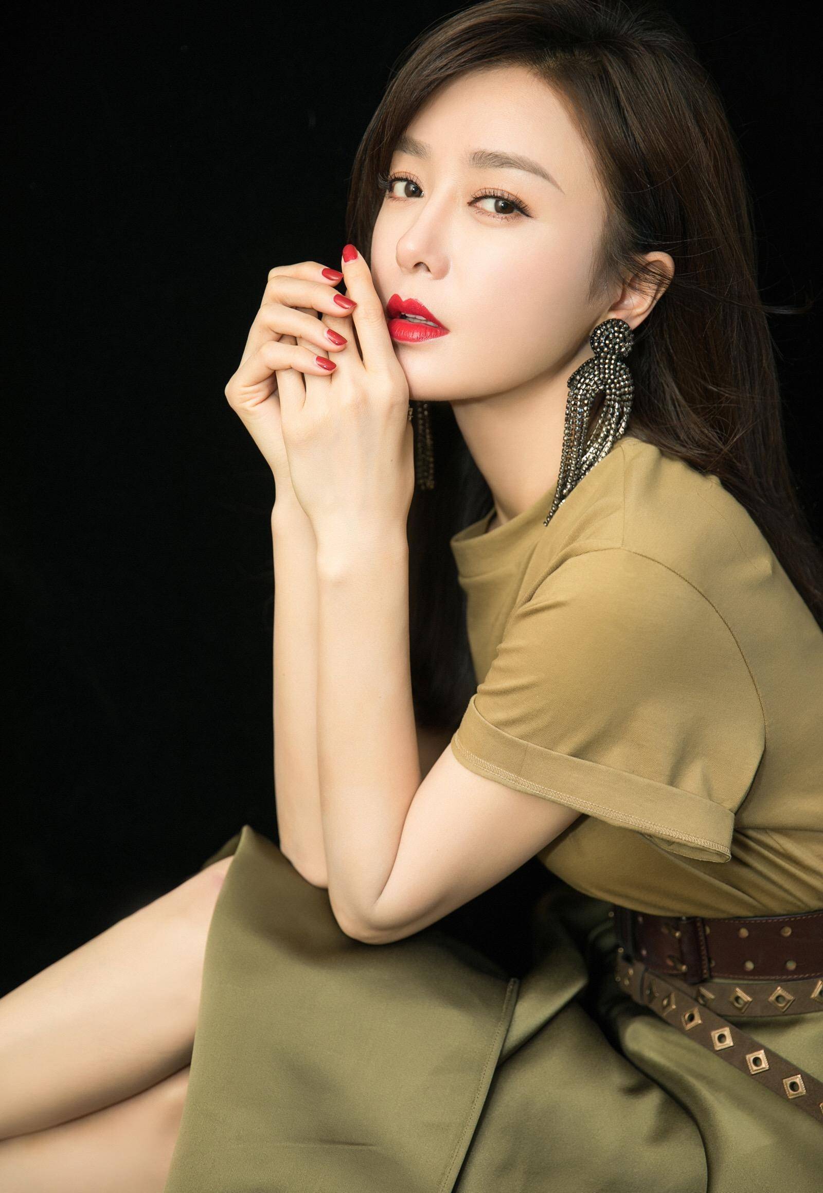 知画之后,秦岚再次引起讨论的角色是《又见一帘幽梦》中的绿萍,仍是