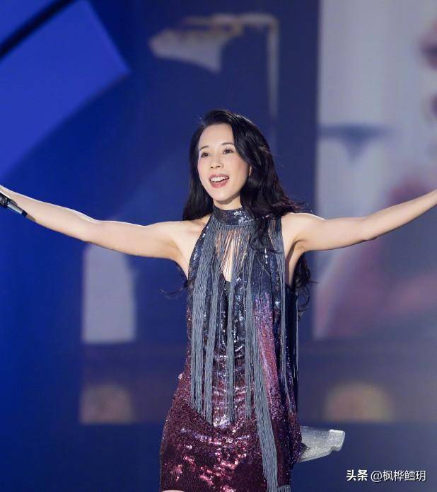 莫文蔚在舞台上献唱,年近五十的她还能撑得起这条裙子,够霸气_时尚