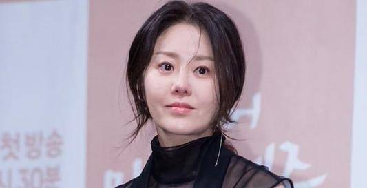与赵寅成,池珍熙主演爱情剧《春日》之后,人气一路水涨船高.