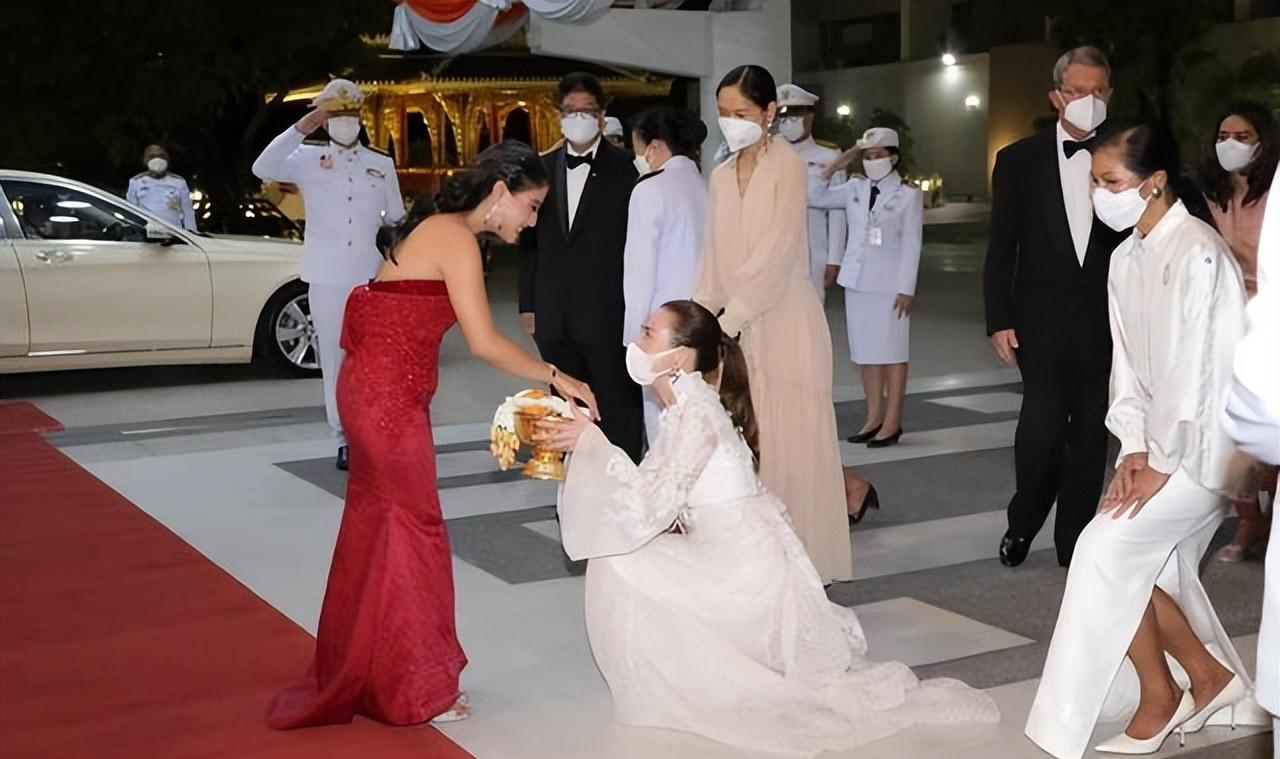 泰国小公主跪拜大公主图片