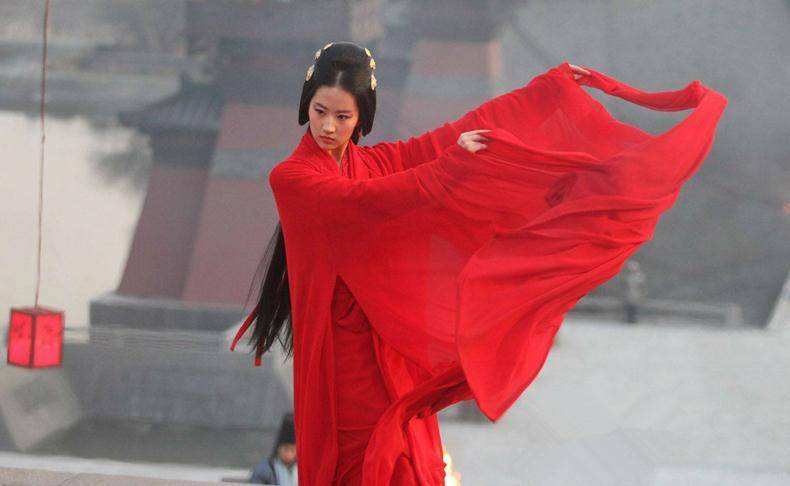 古装剧中穿红衣跳舞的女子,若曦,灵雎,胡飞鸾,你更喜欢哪一个?