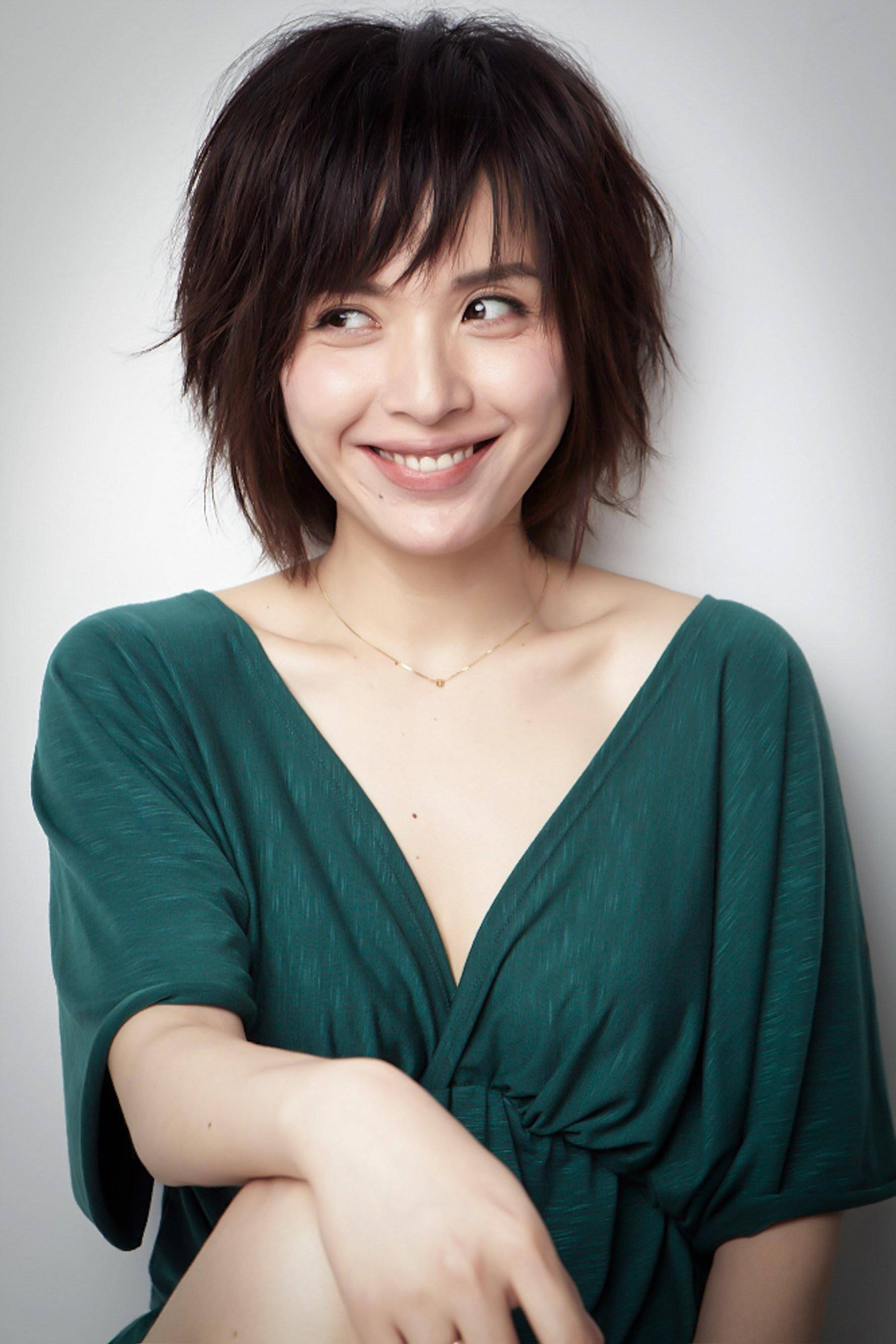 老干部魅力男人靳东,因戏结缘,娶二婚女李佳,如今是非常的幸福_感情