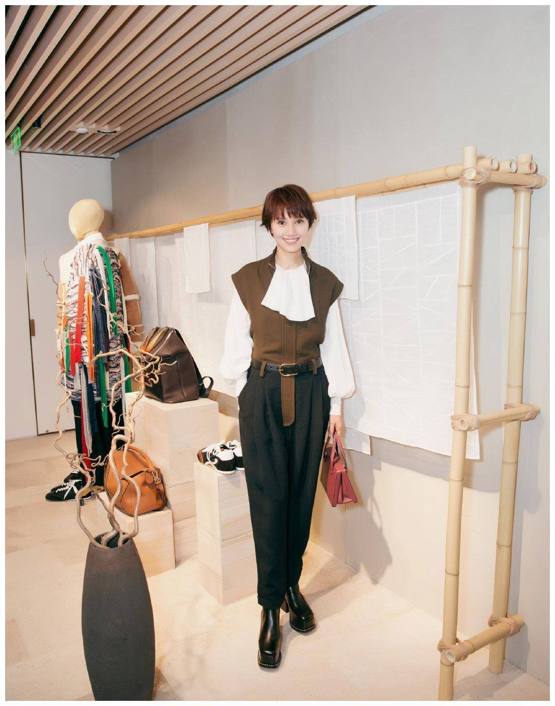 袁泉终于换风格,168cm穿阔腿裤长腿不得了,剪层次齐刘海太飒