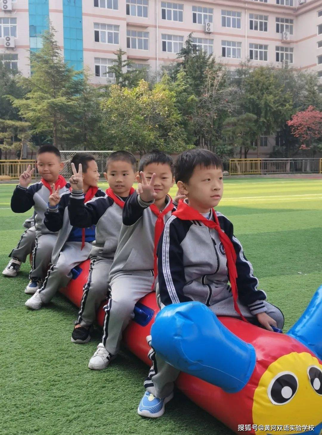 济南黄河双语实验学校小学部开展亲子趣味运动会_家长_孩子_进行