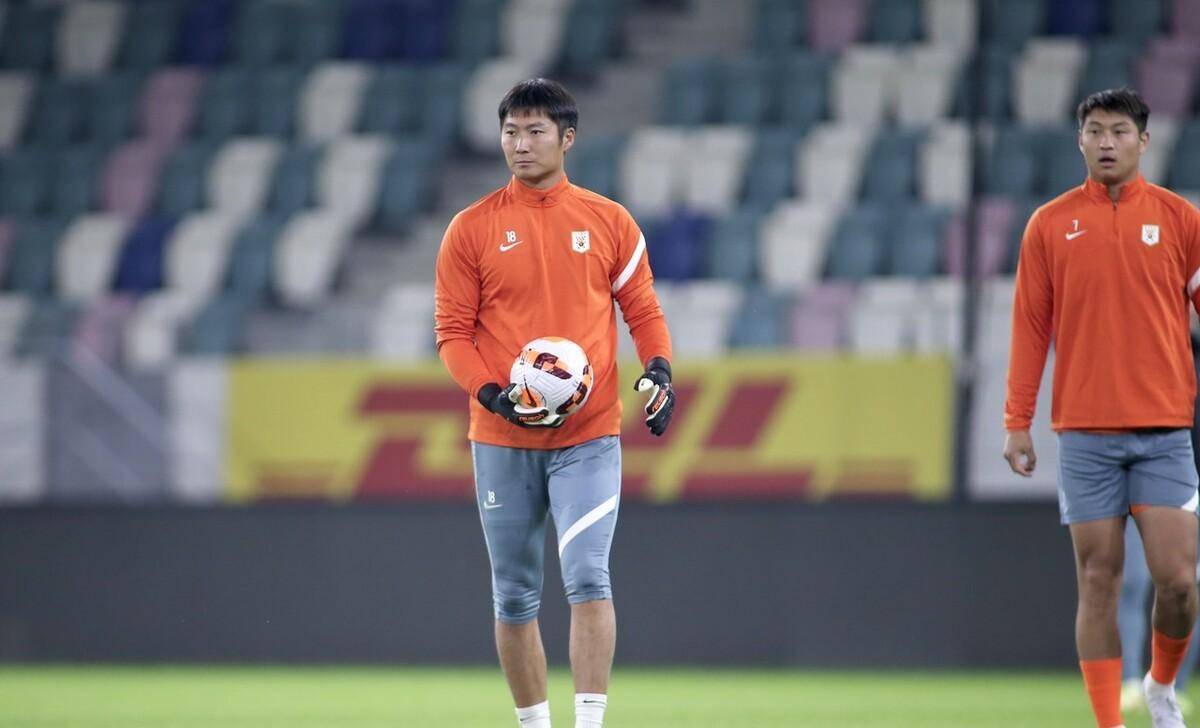 泰山青训门将久违亮相成"土肥圆"打替补也要有职业态度_韩镕泽_王大雷