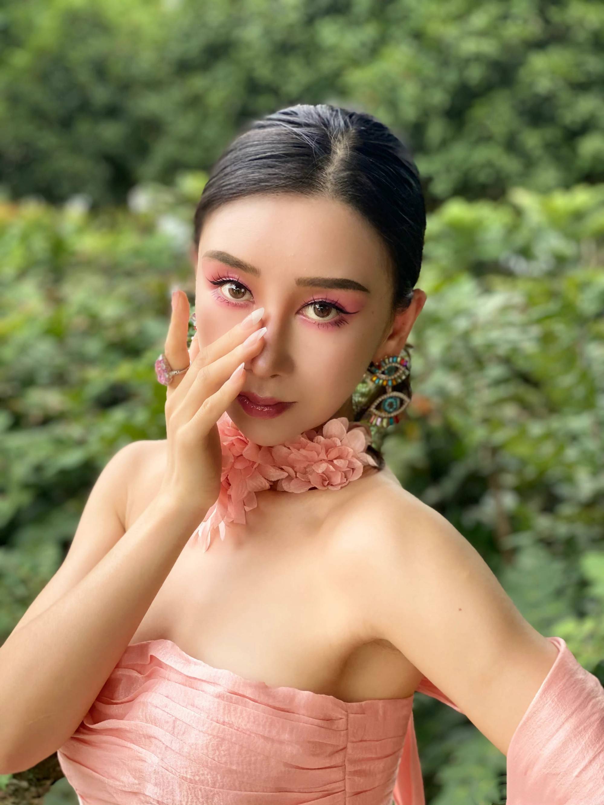 盘点2022影视歌三栖全才明星艺人邹晶晶的一组生活时尚写真_演艺_来源