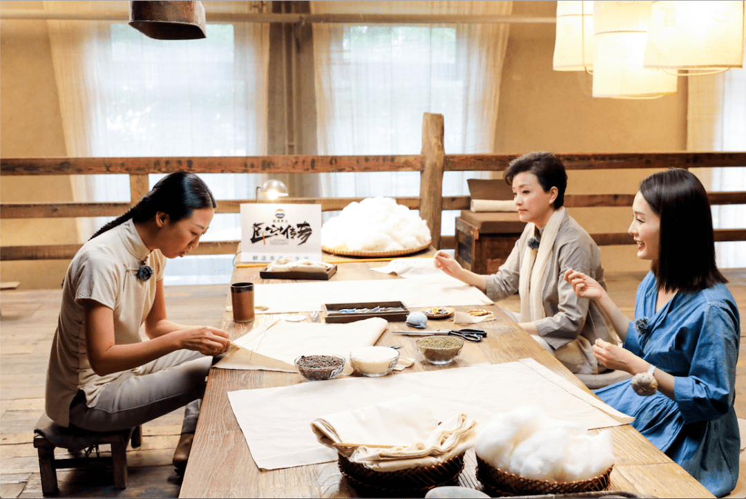 受到广泛好评;随后,2008年作为中国首位中国服装设计师获邀参加巴黎