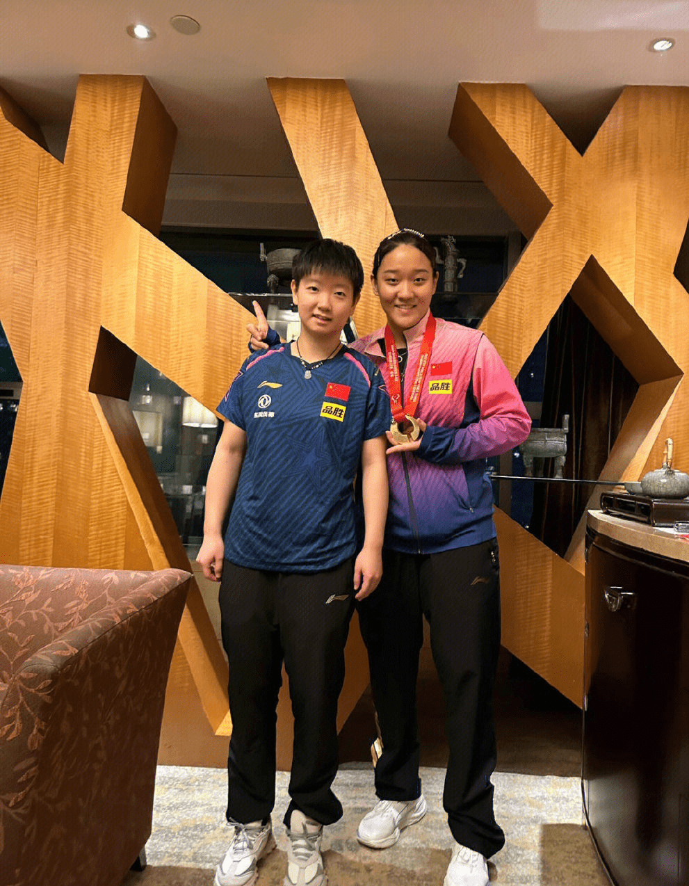 孙颖莎22岁生日,队友掐点为她庆生,一个月拿三冠,不愧是小魔王_孙铭阳