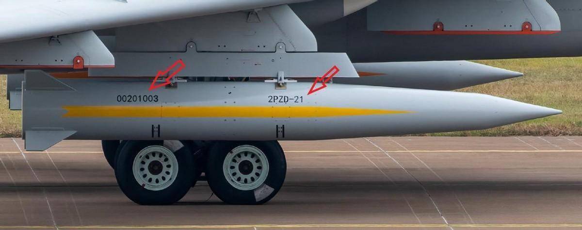 轰6k降落珠海,挂载两枚双锥体导弹:海陆空的高超,我们都有了_大气层