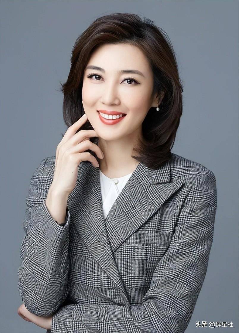 与许多知名主持人不同,她不仅没有背景,而且出身于下层家庭.