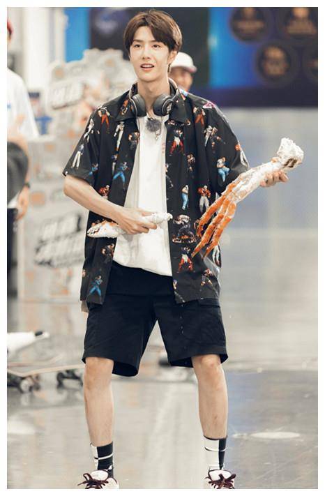 王一博换下大裤衩?偏分发型和眼镜杀,酷盖秒变禁欲系绅士!