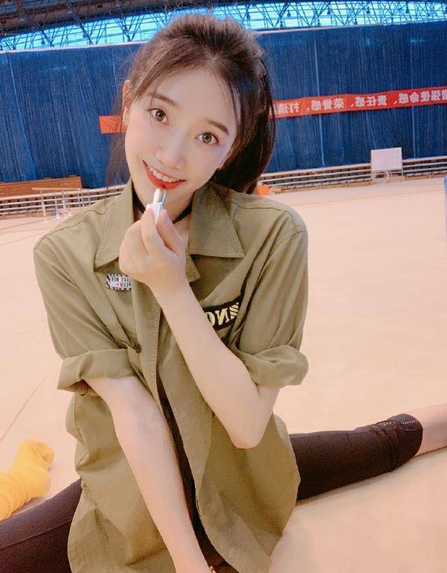 28岁舒思瑶退役成国家队教练,因200度一字马走红,直言想找男友_娱乐