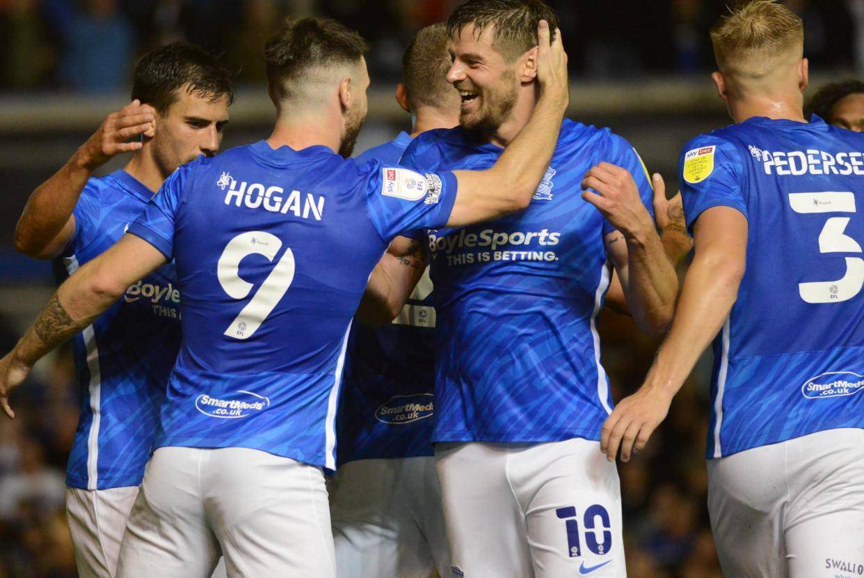 可容纳3万人左右,与同城死敌维拉的对决被称为伯明翰城德比,球队在