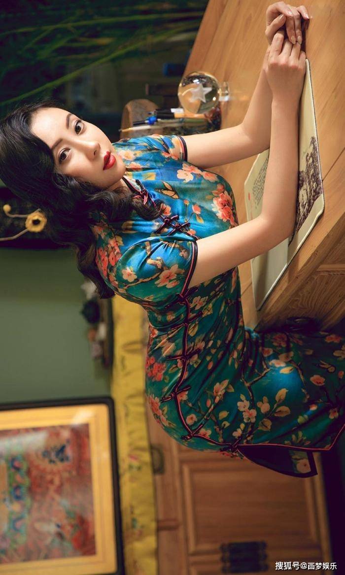 肉色丝袜配上花旗袍,成熟少妇的美无法让人拒绝!_中国_女性_服饰