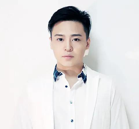 有孩子就不用说了,小编也喜欢看姜玉阳的直播,很幽默,很有唱功