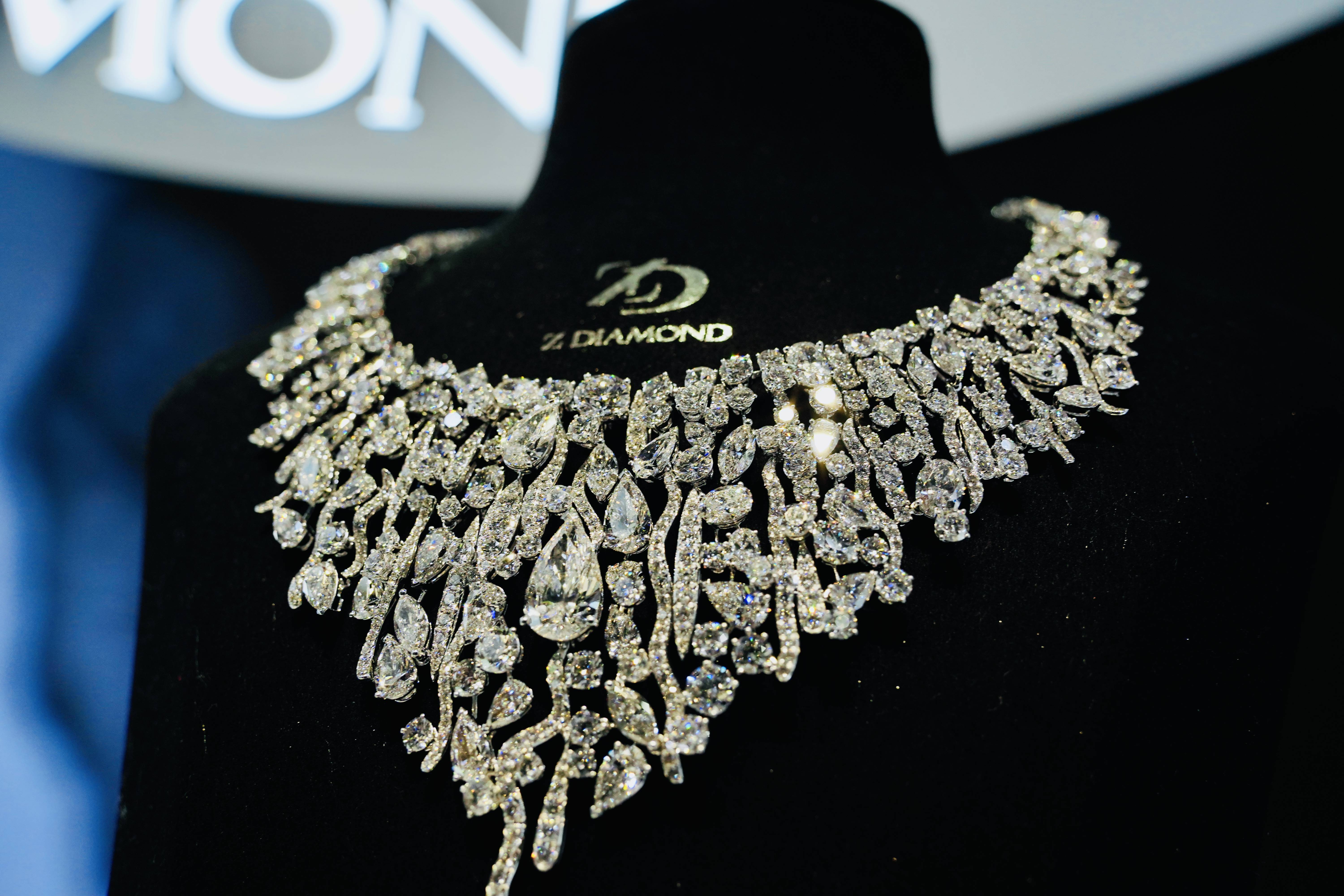 进博首日，镶嵌305颗钻石，价值188万美元的项链“全球首发”_手机搜狐网
