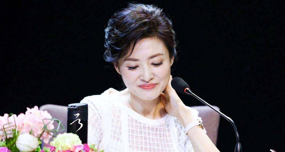 51岁周涛重拾旧业,舞台表演配音惊艳全场,虽年过半百但气质未变_电视