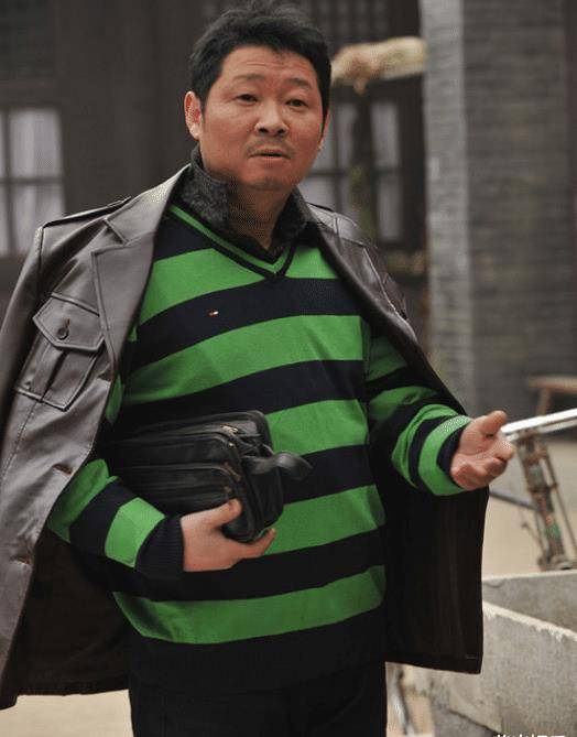 同是饰演"三德子",一个隐居山林成养鸡大户,一个成优秀演员_赵亮_吴军