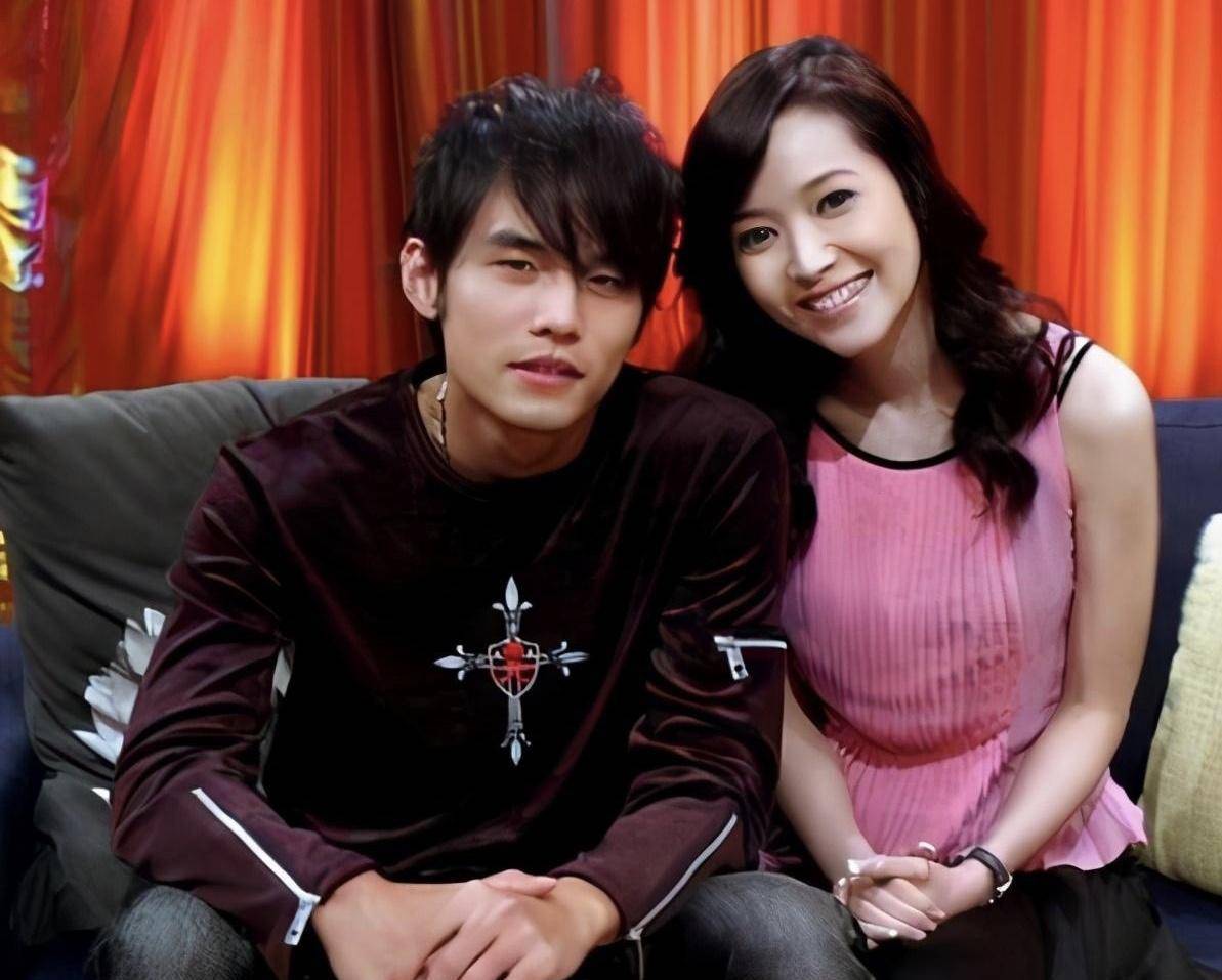 分手14年，侯佩岑仍与周杰伦绑缚上热搜，她的心计心情都藏在笑容里