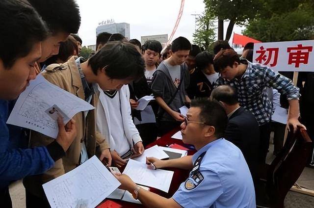 一女大学生报考公事员行步政审！原因竟出在奶奶身上！一路来看看