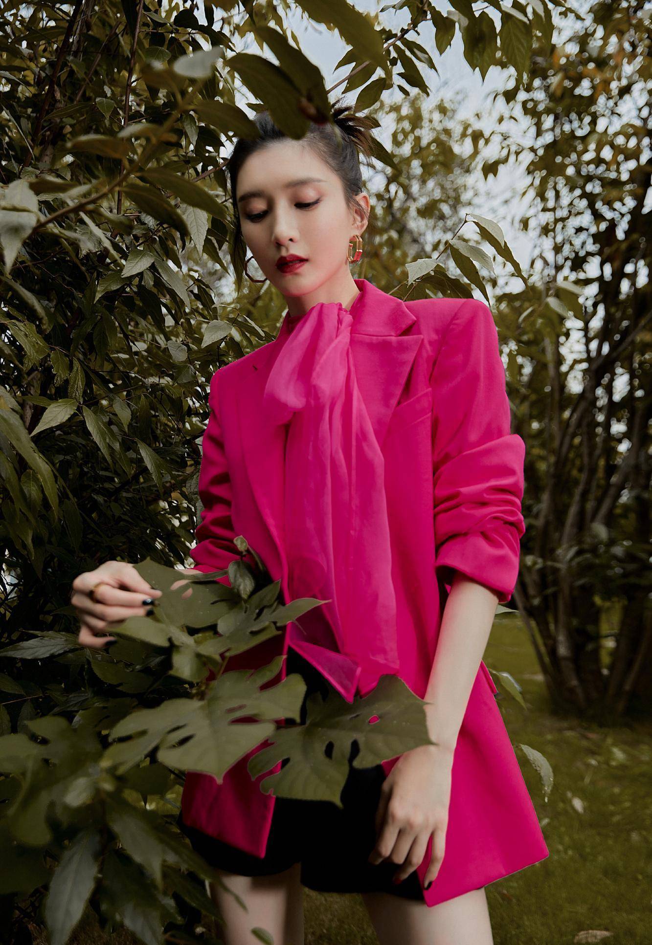 江疏影气场太强大,身穿红色礼裙参加活动,豪门大小姐既视感_造型_整体