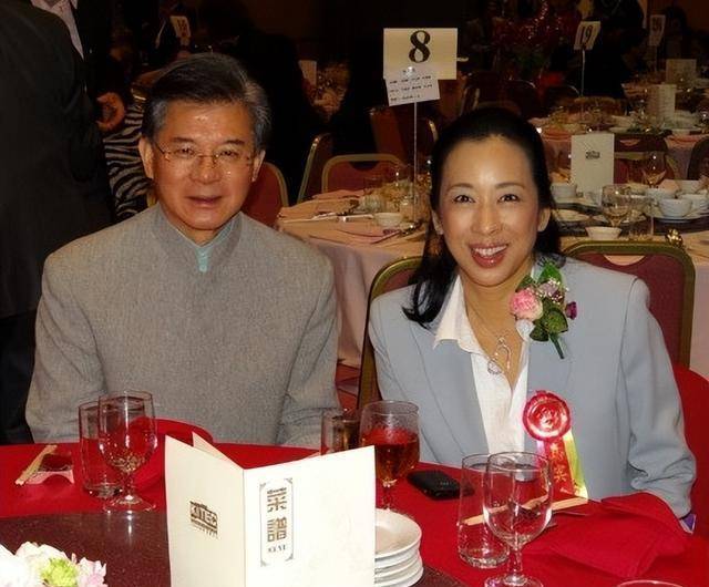 罗康瑞:60岁花甲之年,为何还抛弃原配儿女,执意娶50岁的朱玲玲_霍震霆