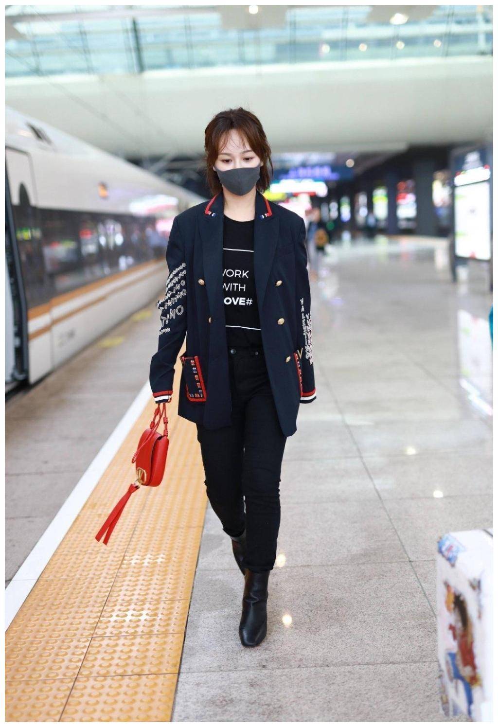 杨紫又把西装穿出新境界,搭配卡通长裙可爱减龄,扎起辫子更显嫩_长江