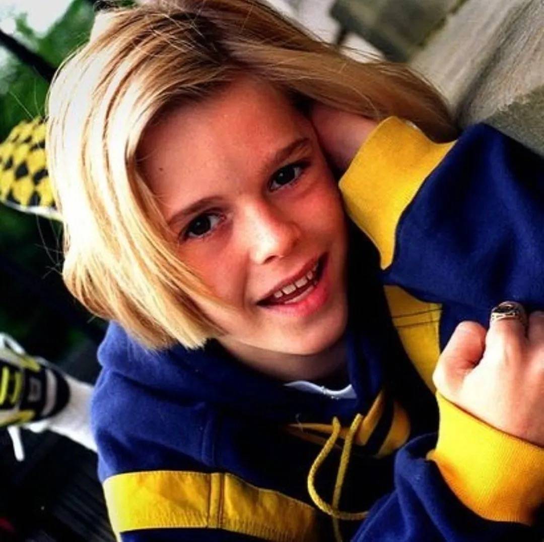 是一位天才少年,9岁时出了第一张专辑专辑《aaron carter》,便获得
