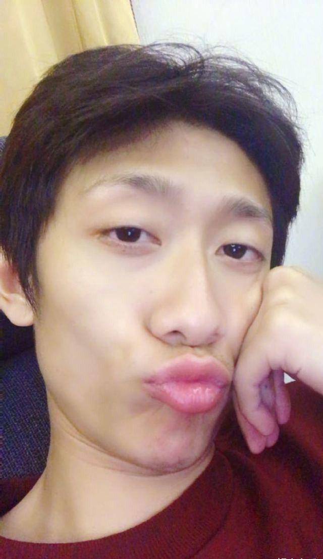 28岁张一山晒近照太丑了!