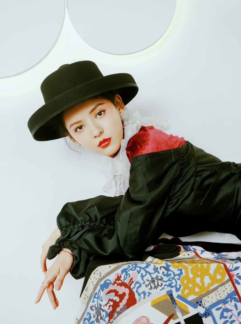 不愧是王思聪前女友中最出名的,张予曦连体裤配红发箍,娇俏复古_黑色