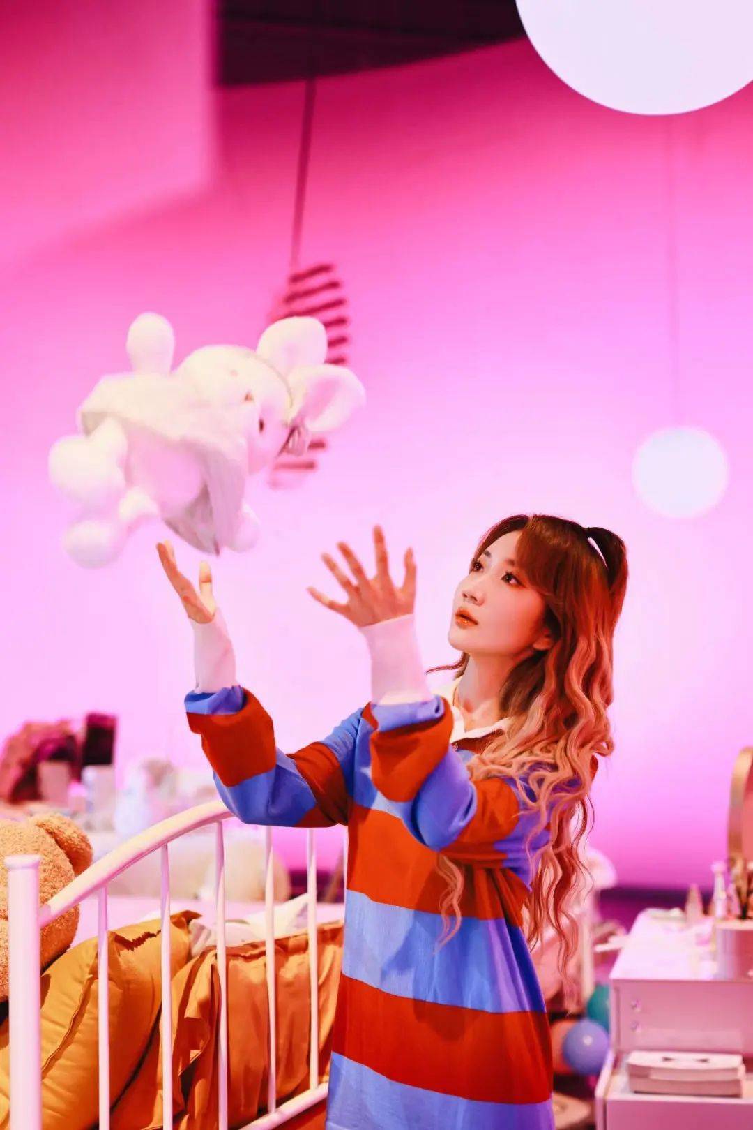 nineone赵馨玥录制「pico-vr卧室音乐会」,以多元曲风打造梦幻私享