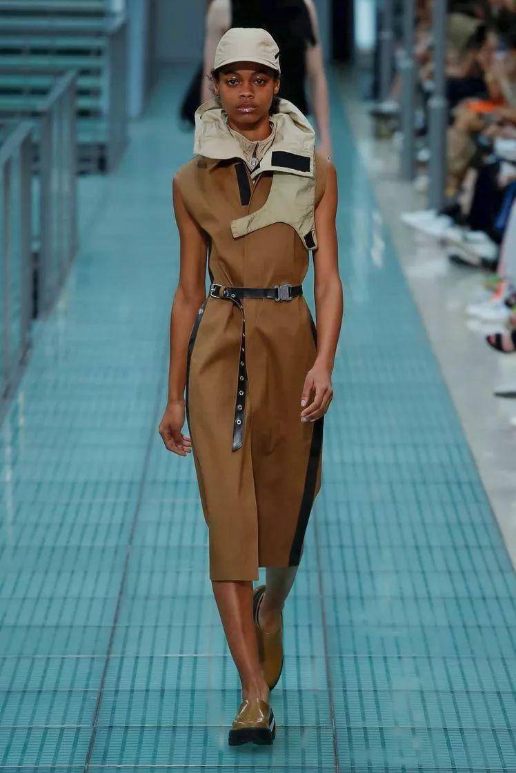 他曾为麦昆生前最后一场秀做设计,给lady gaga打造"喷火胸罩",一个