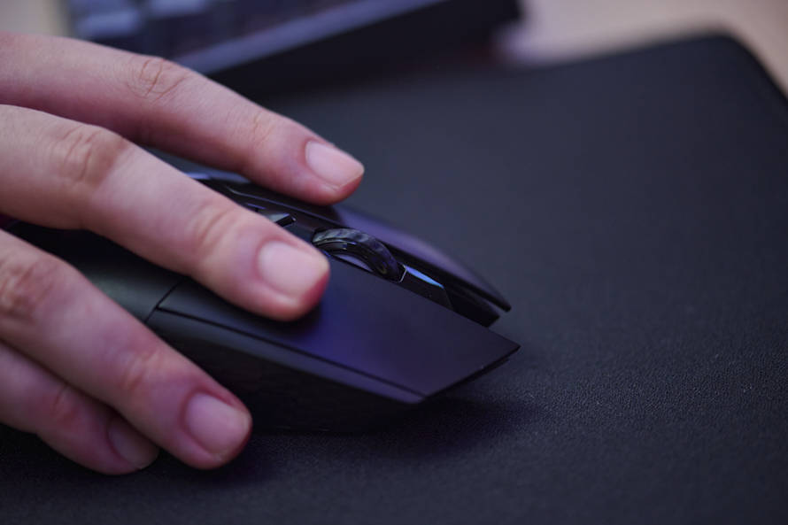 雷柏V30W双模无线游戏鼠标评测:160小时长效续航,FPS游戏好伴侣