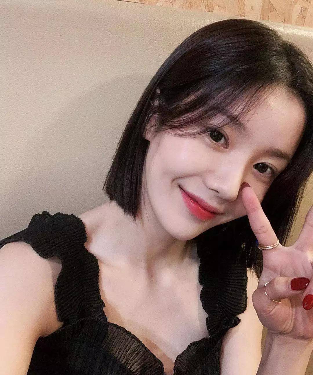 izone恩妃出道后初尝短发造型,rv小分队黑短假发舞台!