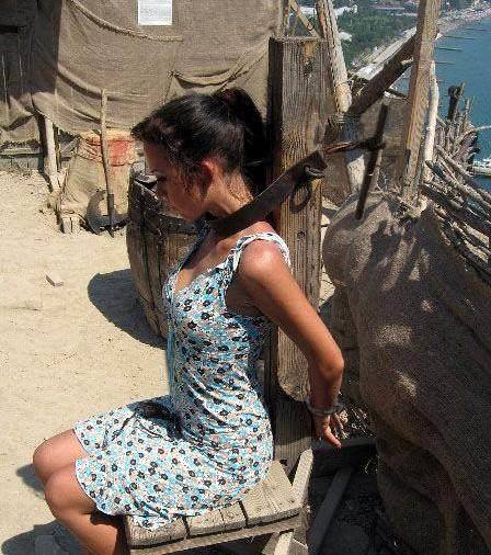 因为他和一般的绞刑不同,不是靠重力,而是靠人力来活活使人窒息,所以