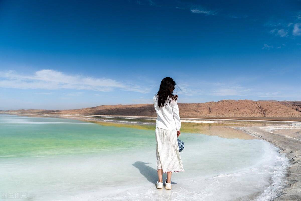 海边女生优雅背影高清图片