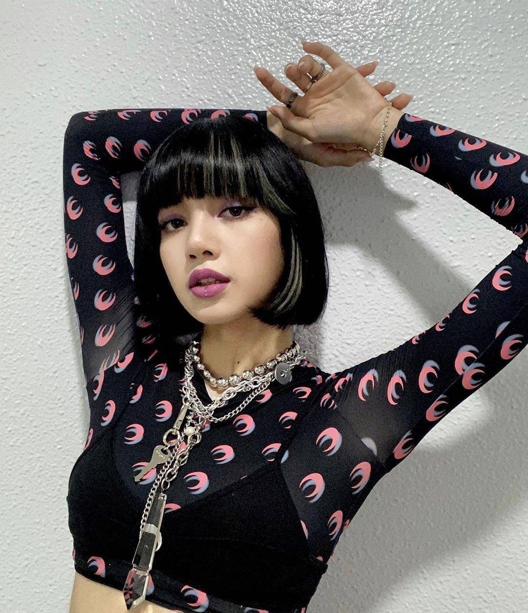 jennie鲶鱼精造型再次上线,智秀非穿小码裤,四人同框露真实腿围_黑色