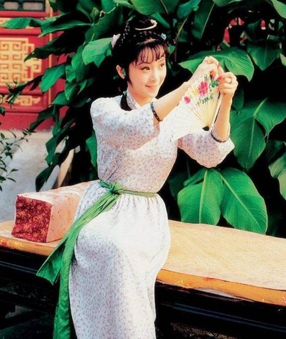 87版《红楼梦》晴雯的美照,第二幅图,明媚娇艳惹人怜_林黛玉_丫鬟