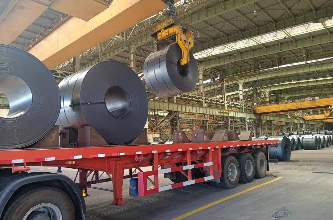 鲅鱼圈分公司物流运输部:急速发货降成本,"新鲜"钢卷装上船