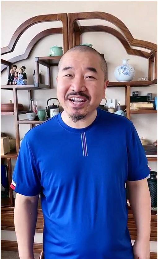 赵本山51岁弟子罕晒近况,生活太奢侈,豪宅内景满是古董名酒_王小利