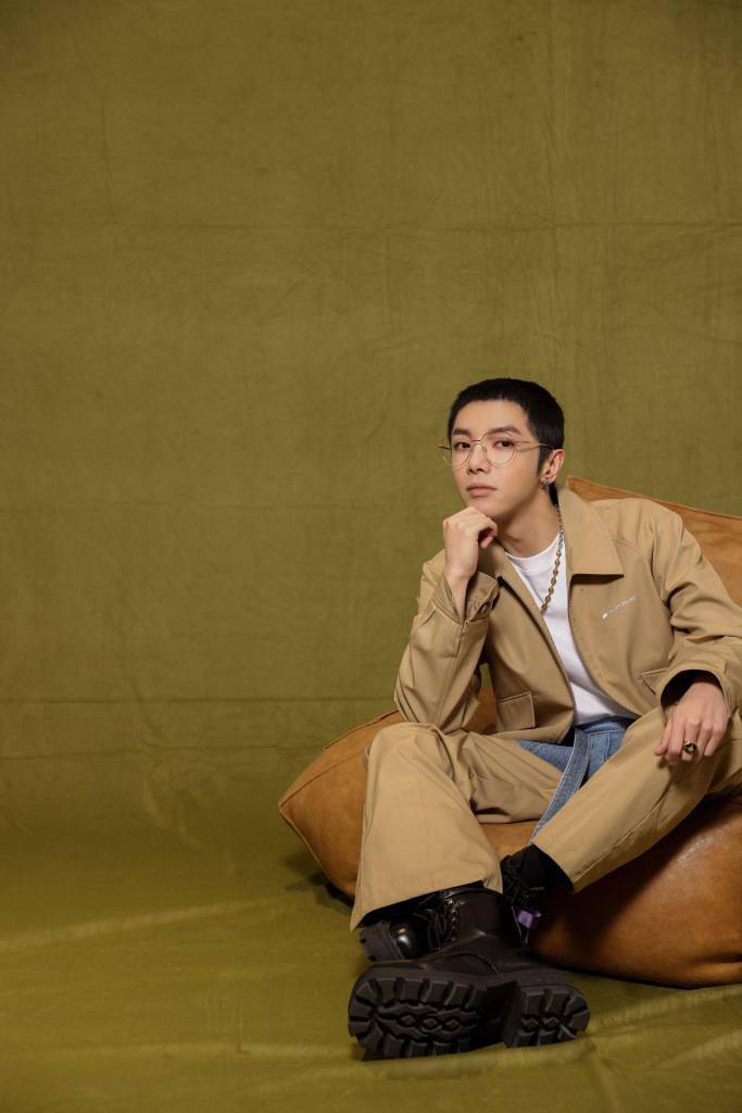 华晨宇分享寸头造型写真 化身"斯文败类"痞帅有型_斯文_写真_化身