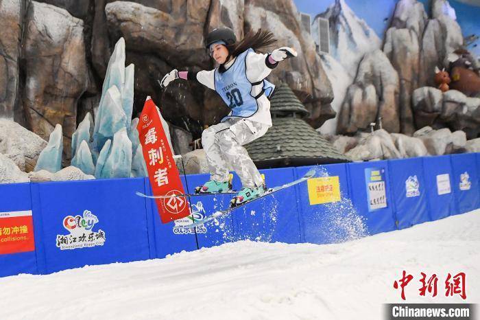 长沙大王山旅游度假区湘江欢乐城首届冰雪旅游节滑雪比赛在欢乐雪域举行