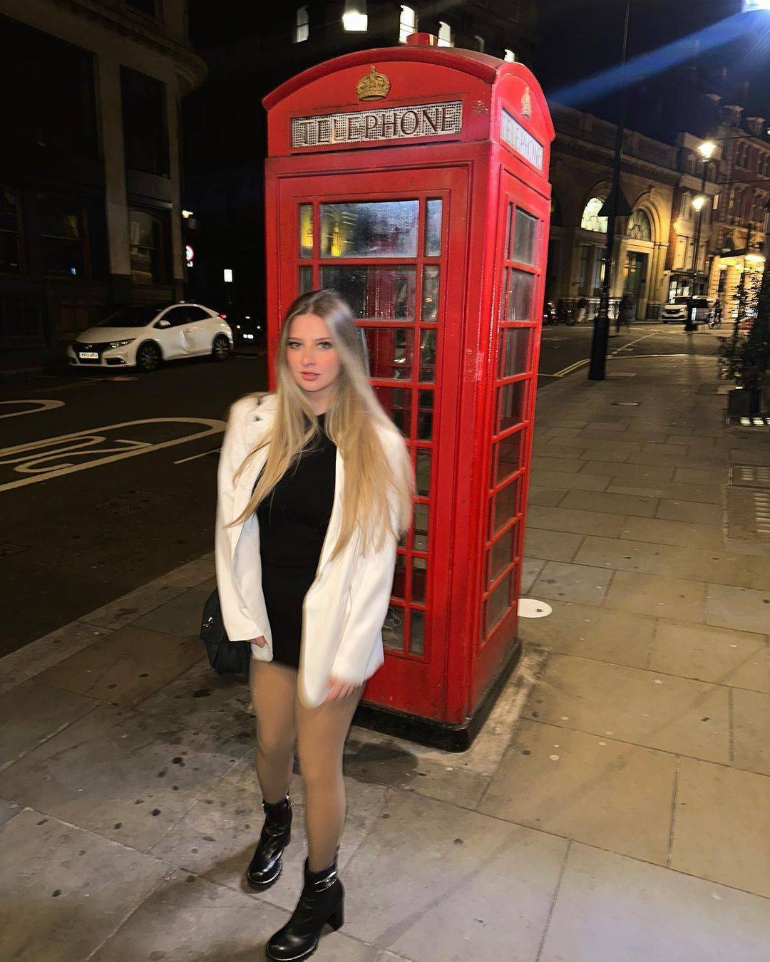 马丁内利女友拉菲尼亚女友乔治娜分享回忆一家人的温馨时刻卡里乌斯