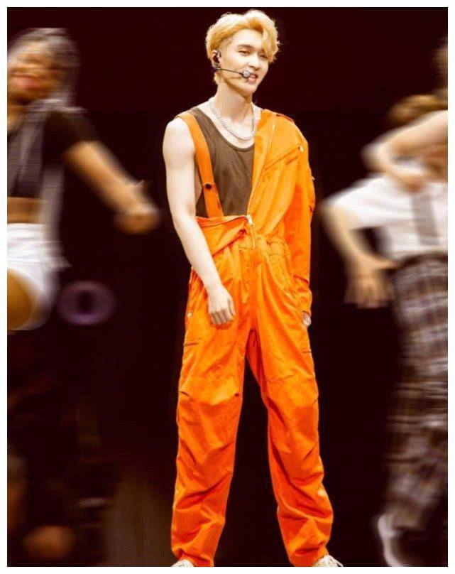 张艺兴演唱会太卖力,长袖连体裤穿成了背带裤,意外解锁新时尚!